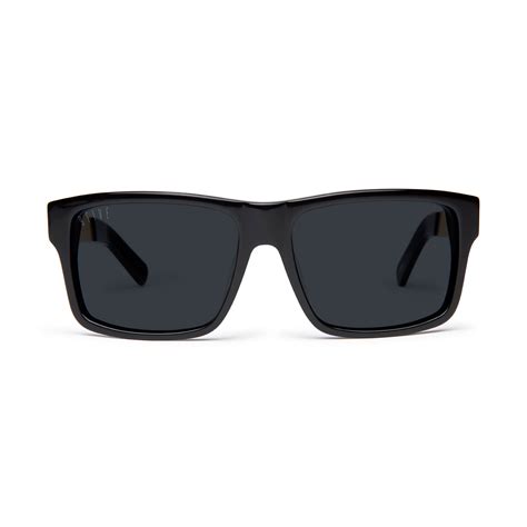 9five caps black sunglasses.